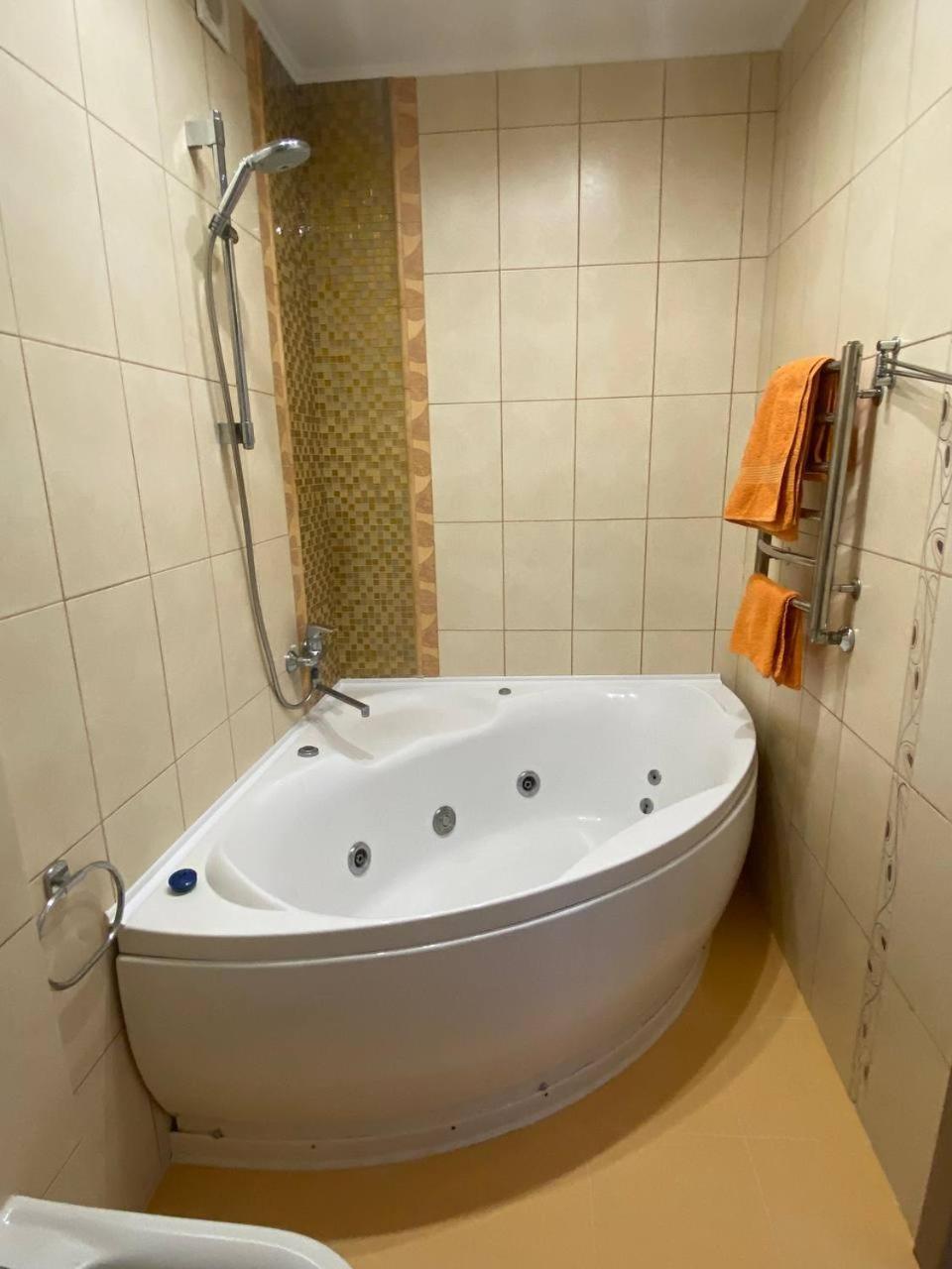 Apartpoltava Двокімнатні Апартаменти З Джакузі Біля Листопаду 外观 照片