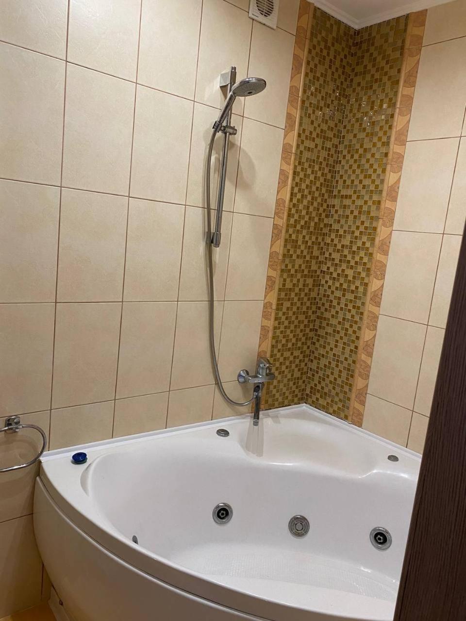 Apartpoltava Двокімнатні Апартаменти З Джакузі Біля Листопаду 外观 照片